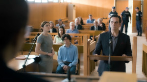 Ο Δικαστής: Η δίκη ξεκινάει και ο Πέτρος παλεύει να ισορροπήσει τα πάντα