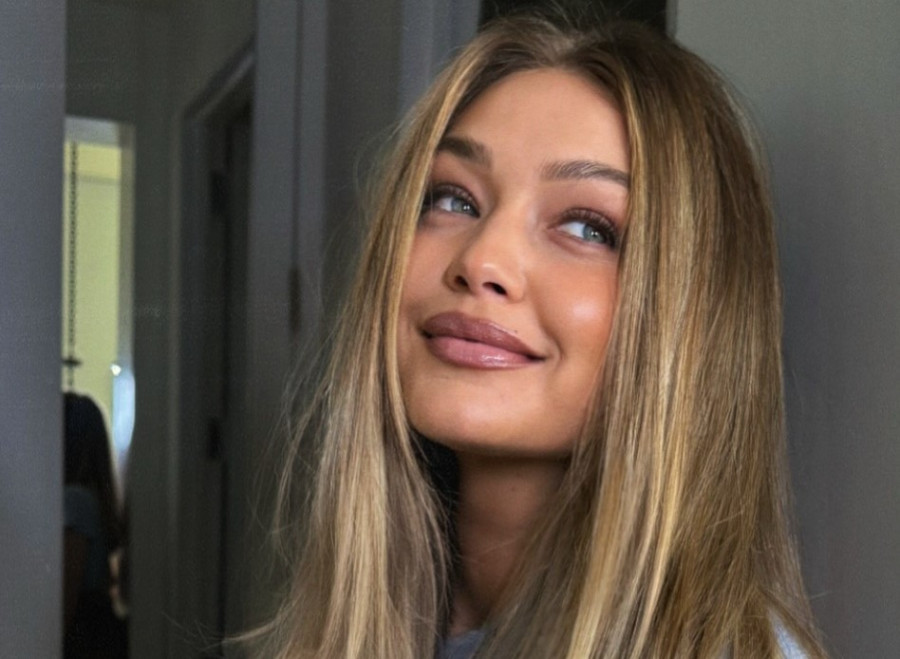Love Layers: Η Gigi Hadid λανσάρει την updated βερσιόν του C-cut διά χειρός Δημήτρη Γιαννέτου