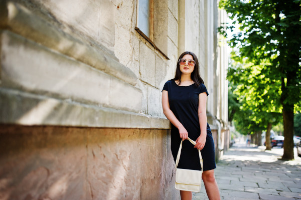 T-shirt dress: Το κομμάτι «γέφυρα» από το καλοκαίρι στο φθινόπωρο τρεντάρει στην αναβαθμισμένη του εκδοχή