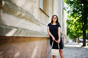 T-shirt dress: Το κομμάτι «γέφυρα» από το καλοκαίρι στο φθινόπωρο τρεντάρει στην αναβαθμισμένη του εκδοχή
