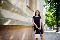 T-shirt dress: Το κομμάτι «γέφυρα» από το καλοκαίρι στο φθινόπωρο τρεντάρει στην αναβαθμισμένη του εκδοχή