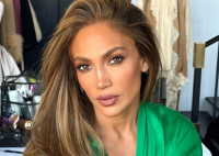 Η Jennifer Lopez απογείωσε το φθινοπωρινό στυλ με τζιν καμπάνα με ρεβέρ και καφέ μπότες