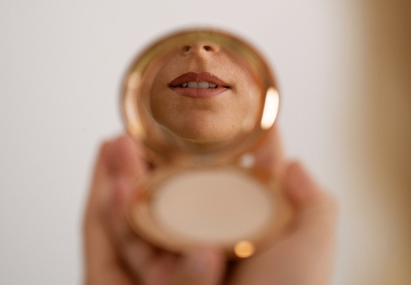 Είναι η πούδρα μαργαριταριού το skincare superhero που λείπει από τη ρουτίνα σου;