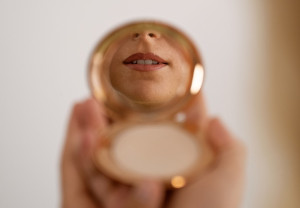 Είναι η πούδρα μαργαριταριού το skincare superhero που λείπει από τη ρουτίνα σου;