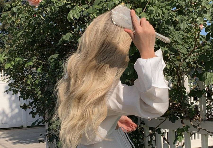 Ξηρά μαλλιά: Το λάθος που κάνεις στην hair care ρουτίνα σου και πρέπει ν' αλλάξεις
