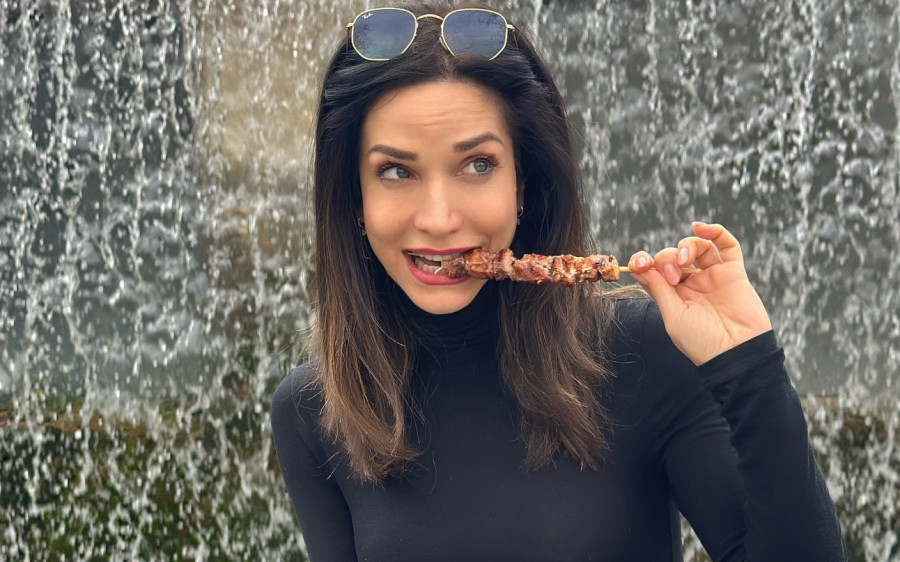 Κατερίνα Γερονικολού: Κάνει backstage από το Όπου Υπάρχει Ελλάδα στην Αράχωβα