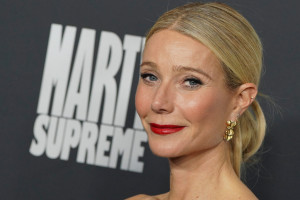 Η Gwyneth Paltrow υιοθέτησε κι εκείνη τη «θεωρία του κόκκινου κραγιόν», τη νεανική τάση μακιγιάζ που έχει γίνει viral στα social media