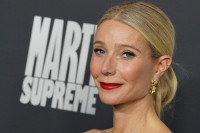 Η Gwyneth Paltrow υιοθέτησε κι εκείνη τη «θεωρία του κόκκινου κραγιόν», τη νεανική τάση μακιγιάζ που έχει γίνει viral στα social media
