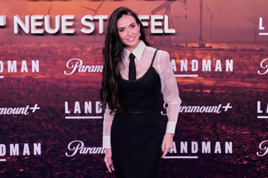 Στα 63 της, η Demi Moore ορκίζεται σε αυτή την εμβληματική μάσκαρα για XXL βλεφαρίδες