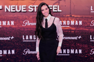 Στα 63 της, η Demi Moore ορκίζεται σε αυτή την εμβληματική μάσκαρα για XXL βλεφαρίδες