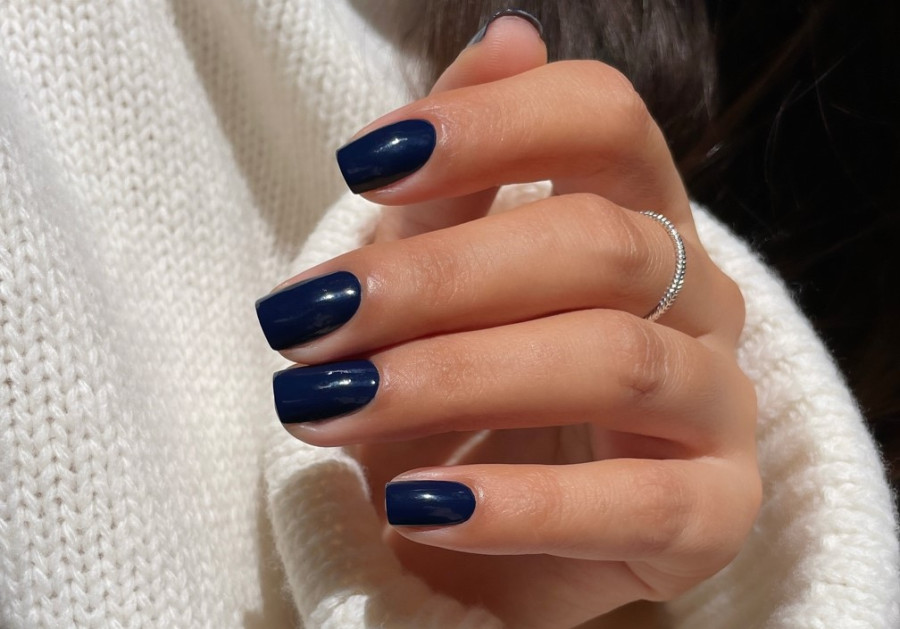 Αυτά τα άλλα σκούρα μανικιούρ επισκιάζουν το καφέ βερνίκι νυχιών (που έχει ήδη φορεθεί υπερβολικά αυτόν τον χειμώνα)