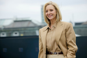 Lisa Kudrow: Η σταρ των «Friends» απαντά στο αιώνιο ερώτημα για το περίφημο «break» του Ross και της Rachel