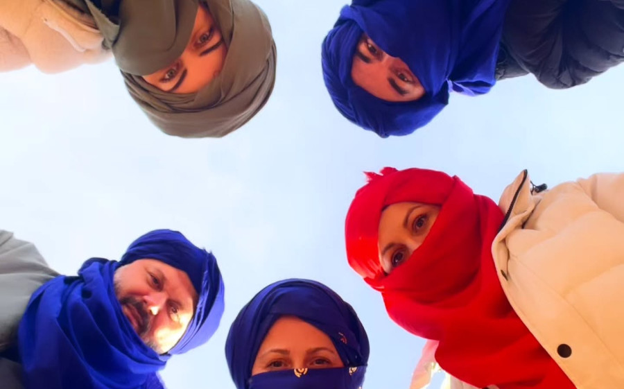 Βρείτε τον Πέτρο Πολυχρονίδη πίσω από την παραδοσιακή Μαροκινή ενδυμασία της ερήμου