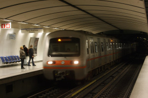 Νεαρός άντρας έπεσε με το πατίνι του στις γραμμές του Μετρό στο Σύνταγμα και είχε Άγιο (Βίντεο)