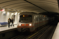 Νεαρός άντρας έπεσε με το πατίνι του στις γραμμές του Μετρό στο Σύνταγμα και είχε Άγιο