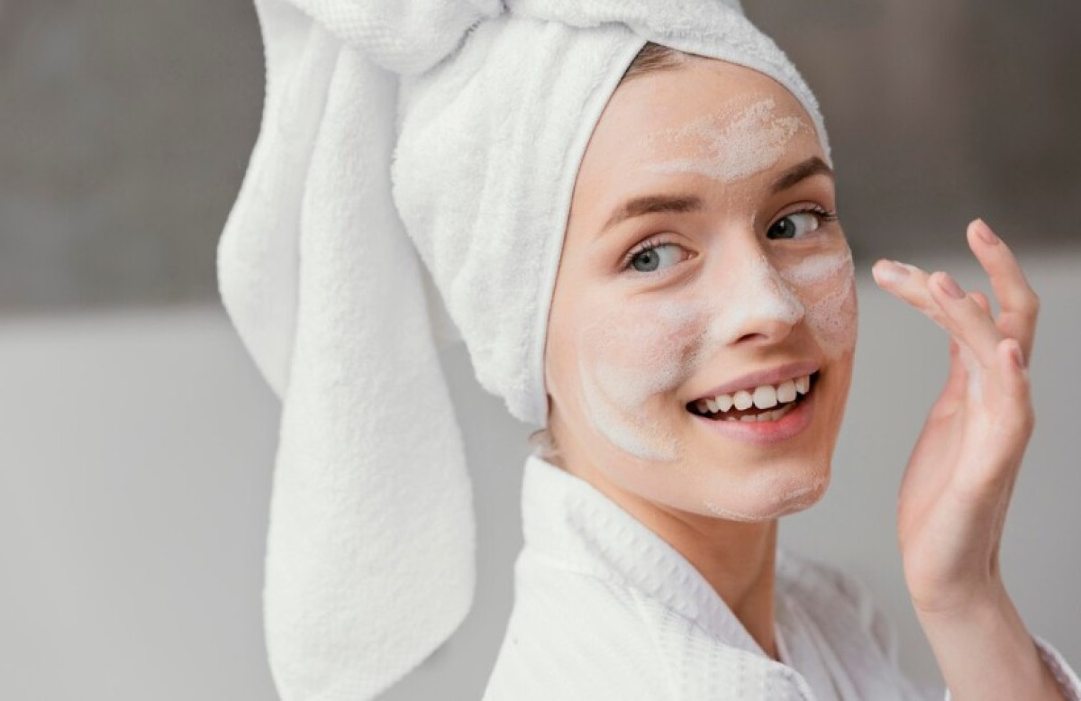 Πόσες φορές την ημέρα πρέπει πραγματικά να πλένεις το πρόσωπό σου (και τι κάνεις λάθος χωρίς να το ξέρεις)