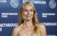 Half-moon manicure: Η Gwyneth Paltrow σηματοδοτεί την επιστροφή μιας ρετρό τάσης