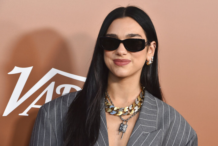 Η Dua Lipa δίνει νέα πνοή στο κλασικό μανικιούρ με ένα nail art ιδανικό για την εορταστική περίοδο