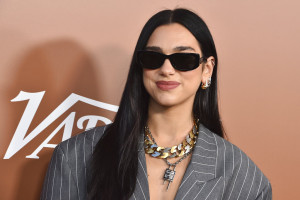 Η Dua Lipa δίνει νέα πνοή στο κλασικό μανικιούρ με ένα nail art ιδανικό για την εορταστική περίοδο