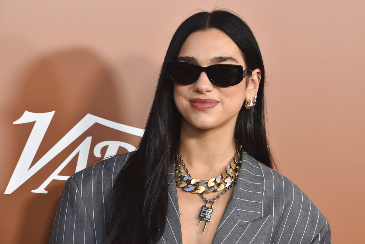 Η Dua Lipa δίνει νέα πνοή στο κλασικό μανικιούρ με ένα nail art ιδανικό για την εορταστική περίοδο