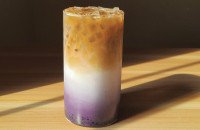 Ορίστε η συνταγή για το παγωμένο latte με μύρτιλα, το απόλυτο ρόφημα του καλοκαιριού