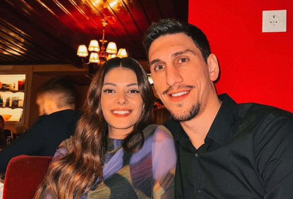 Γιαννούλης Λαρεντζάκης: Η έκπληξη στη σύντροφό του που ξεκίνησε ως γενέθλια και κατέληξε σε πρόταση γάμου