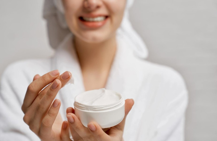 Αυτή η κρέμα, που πωλείται κάθε 10 δευτερόλεπτα στη Γαλλία, έχει 45 οφέλη για το δέρμα!