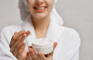 Αυτή η κρέμα, που πωλείται κάθε 10 δευτερόλεπτα στη Γαλλία, έχει 45 οφέλη για το δέρμα!