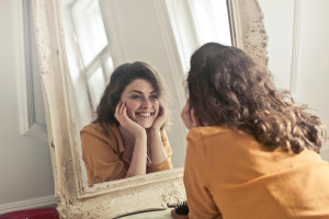 Πώς να είσαι (πραγματικά) ευτυχισμένη μόνη σου