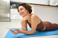 Το «Tummy Time» για ενήλικες κατακτά το TikTok, και όχι χωρίς λόγο