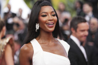 Γυαλιά ηλίου και (πολύ) μακρύ καρέ: Η Ναόμι Κάμπελ προκαλεί αίσθηση στη Νέα Υόρκη