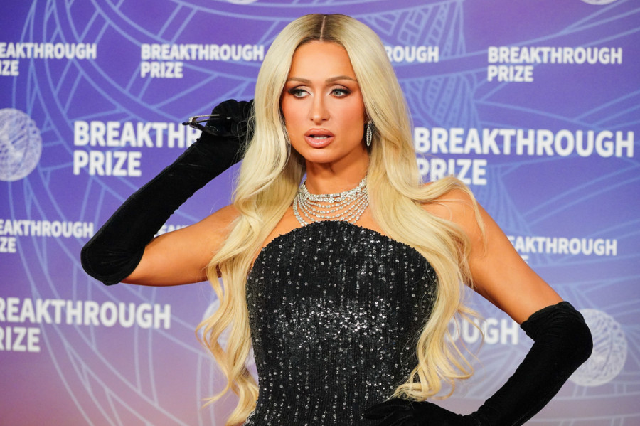 Η Paris Hilton αποχωρίστηκε το iconic ξανθό της και το αποτέλεσμα είναι εντυπωσιακό