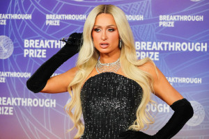 Η Paris Hilton αποχωρίστηκε το iconic ξανθό της και το αποτέλεσμα είναι εντυπωσιακό