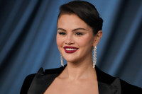 Hailey Bieber, Selena Gomez, Kaia Gerber… όλες λατρεύουν αυτό το χρώμα κραγιόν