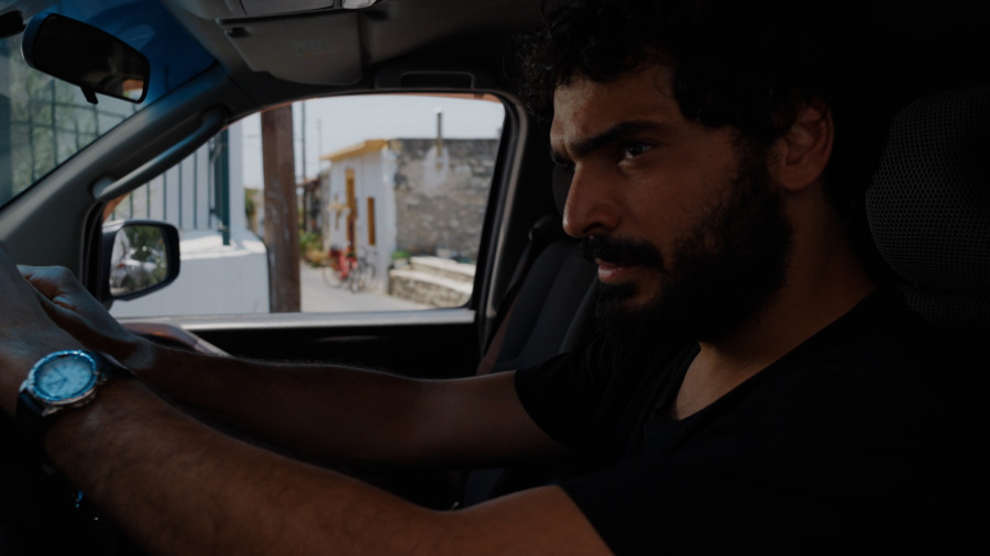 Η γη της ελιάς: Ο Μανούσος πετυχαίνει τον σκοπό του και τραυματίζει σοβαρά τον Παρασκευά.