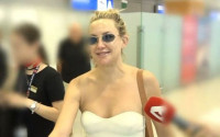 Kate Hudson: Ταξίδεψε για Ελλάδα έχοντας στο αεροπλάνο φίλη της Τσιμτσιλή και την περίμενε κάμερα στο αεροδρόμιο