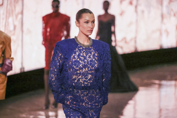 Μπορεί η Bella Hadid να επαναφέρει το πιο αμφιλεγόμενο hairstyle των Millennials;