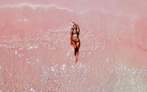Pink Beach: Η παραλία με τη ροζ άμμο που μοιάζει εξωπραγματική