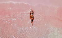 Pink Beach: Η παραλία με τη ροζ άμμο που μοιάζει εξωπραγματική