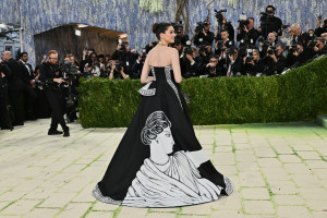 Η Anne Hathaway στο Met Gala 2026: Μια ωδή στην Ελλάδα μέσα από τη μόδα