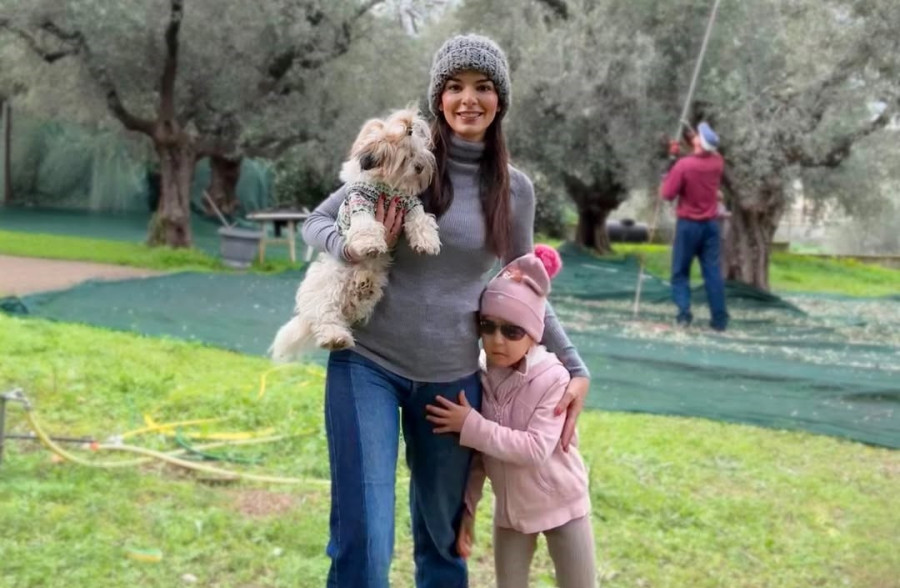 Νικολέττα Ράλλη: Με αψεγάδιαστο κατακόκκινο μανικιούρ, την κόρη και τον σκύλο της στο λιομάζωμα - Βγήκε η σοδειά της χρονιάς;