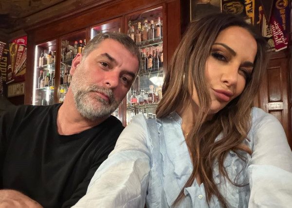 Δέσποινα Βανδή: Έχει 6 λόγους να γιορτάζει τον Βαλεντίνο (όσες και οι φωτογραφίες με τον Βασίλη Μπισμπίκη που ανέβασε)