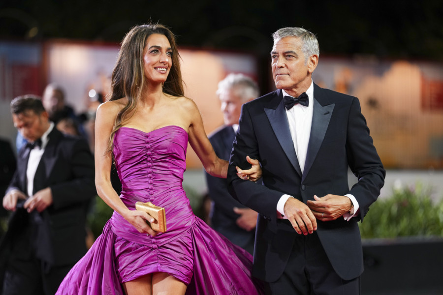 Amal Clooney: Το vintage φούξια φόρεμά της στο red carpet της Βενετίας επανέφερε ένα trend από το 2000 που μπορείς να αντιγράψεις