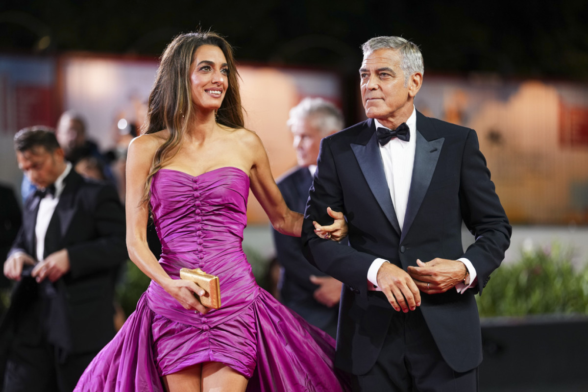 Amal Clooney: Το vintage φούξια φόρεμά της στο red carpet της Βενετίας επανέφερε ένα trend από το 2000 που μπορείς να αντιγράψεις