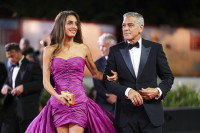 Amal Clooney: Το vintage φούξια φόρεμά της στο red carpet της Βενετίας επανέφερε ένα trend από το 2000 που μπορείς να αντιγράψεις