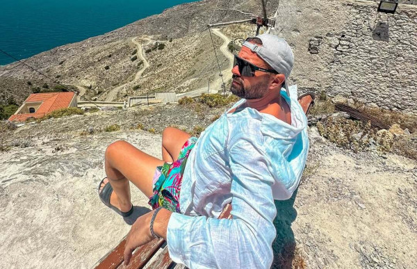 Το νησί που έκλεψε την καρδιά του Ηλία Βρεττού - Οι μαγικές εικόνες από τις διακοπές του