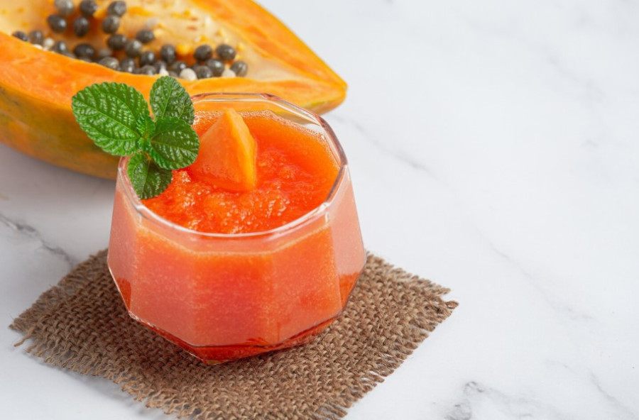 Κοκτέιλ που κάνει θραύση στα social media: Η συνταγή για το Persimmon Sour με λωτό για τις γιορτές