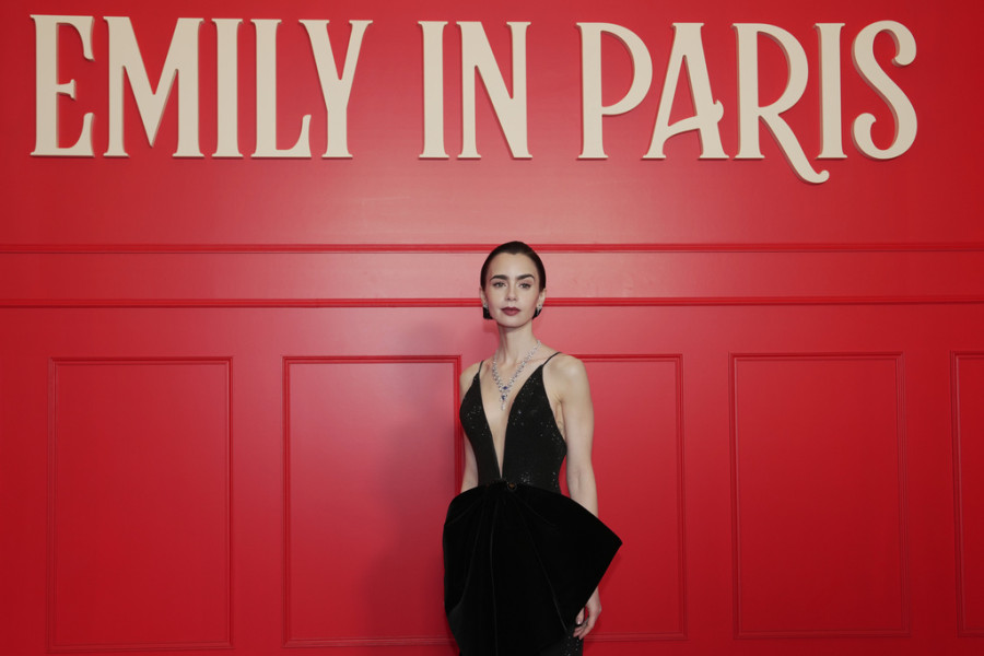 Emily in Paris: Όλες οι πληροφορίες για τα γυρίσματα στη Μύκονο και η φωτό της Lily Collins σε παραλία της Αττικής που δεν πρόσεξε κανείς