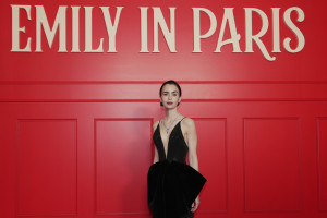 Emily in Paris: Όλες οι πληροφορίες για τα γυρίσματα στη Μύκονο και η φωτό της Lily Collins σε παραλία της Αττικής που δεν πρόσεξε κανείς