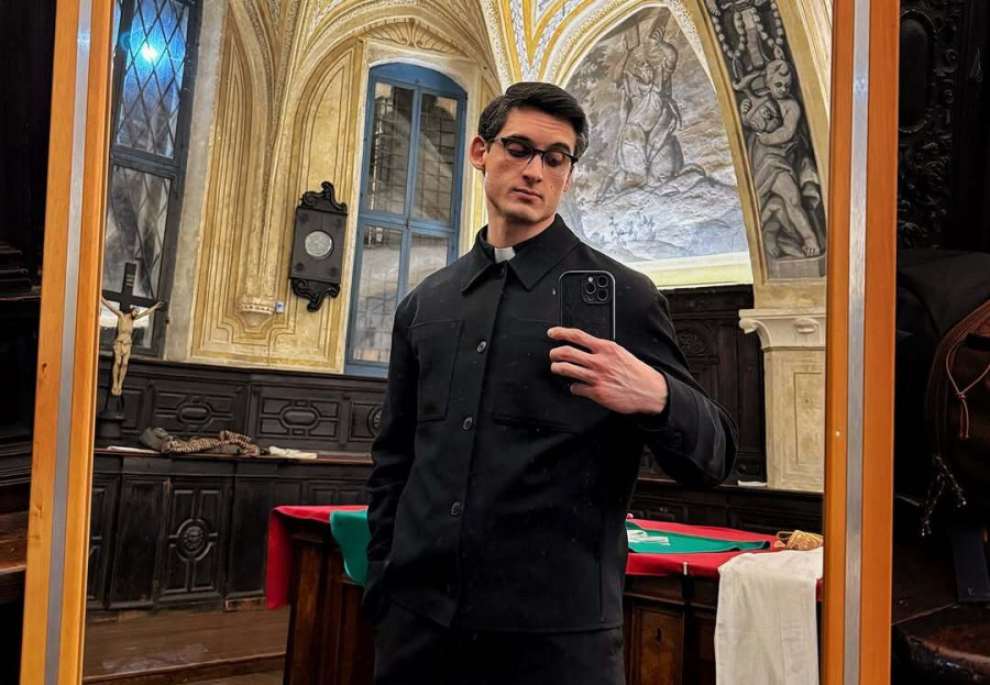 Ο ιερέας που την είδε instagrammer και διαφημίζει συμπληρώματα διατροφής γιατί «η προσευχή δεν αρκεί»